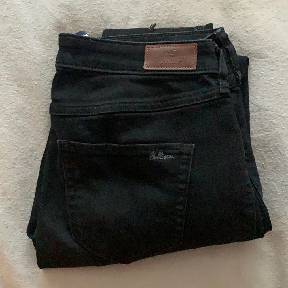 Black hollister jeans with ripped knee